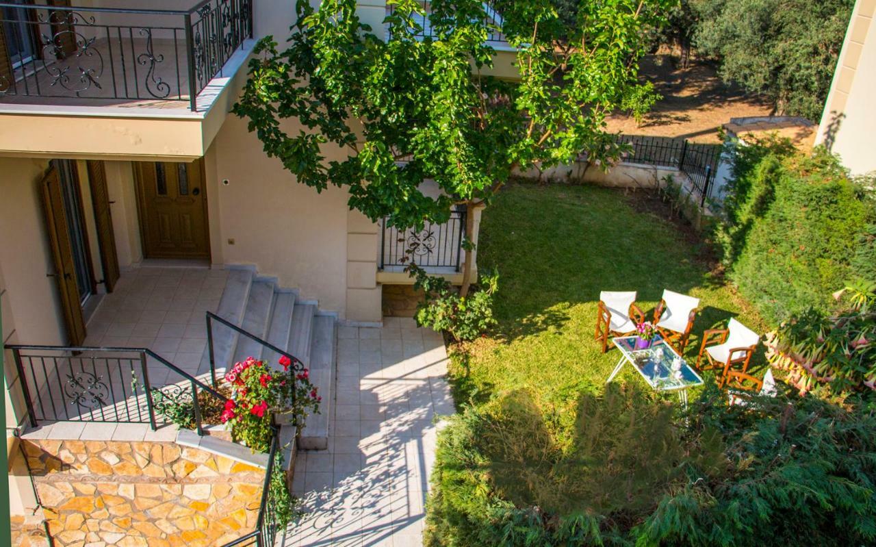 Maison Fleurs Diakopto Exterior foto
