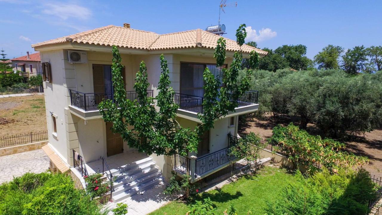 Maison Fleurs Diakopto Exterior foto