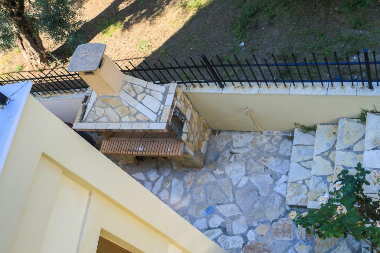 Maison Fleurs Diakopto Exterior foto